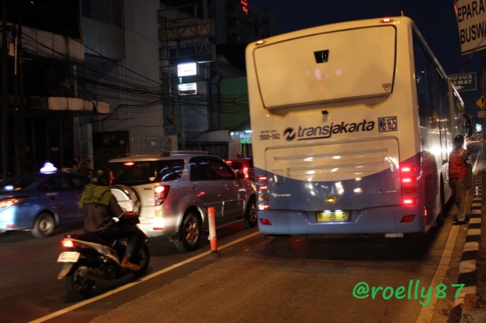Kadang-kadang ada yang nyelonong masuk di belakang bus transjakarta