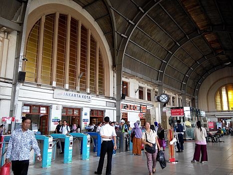 Stasiun Jakarta Kota yang selalu ramai (dokpri)