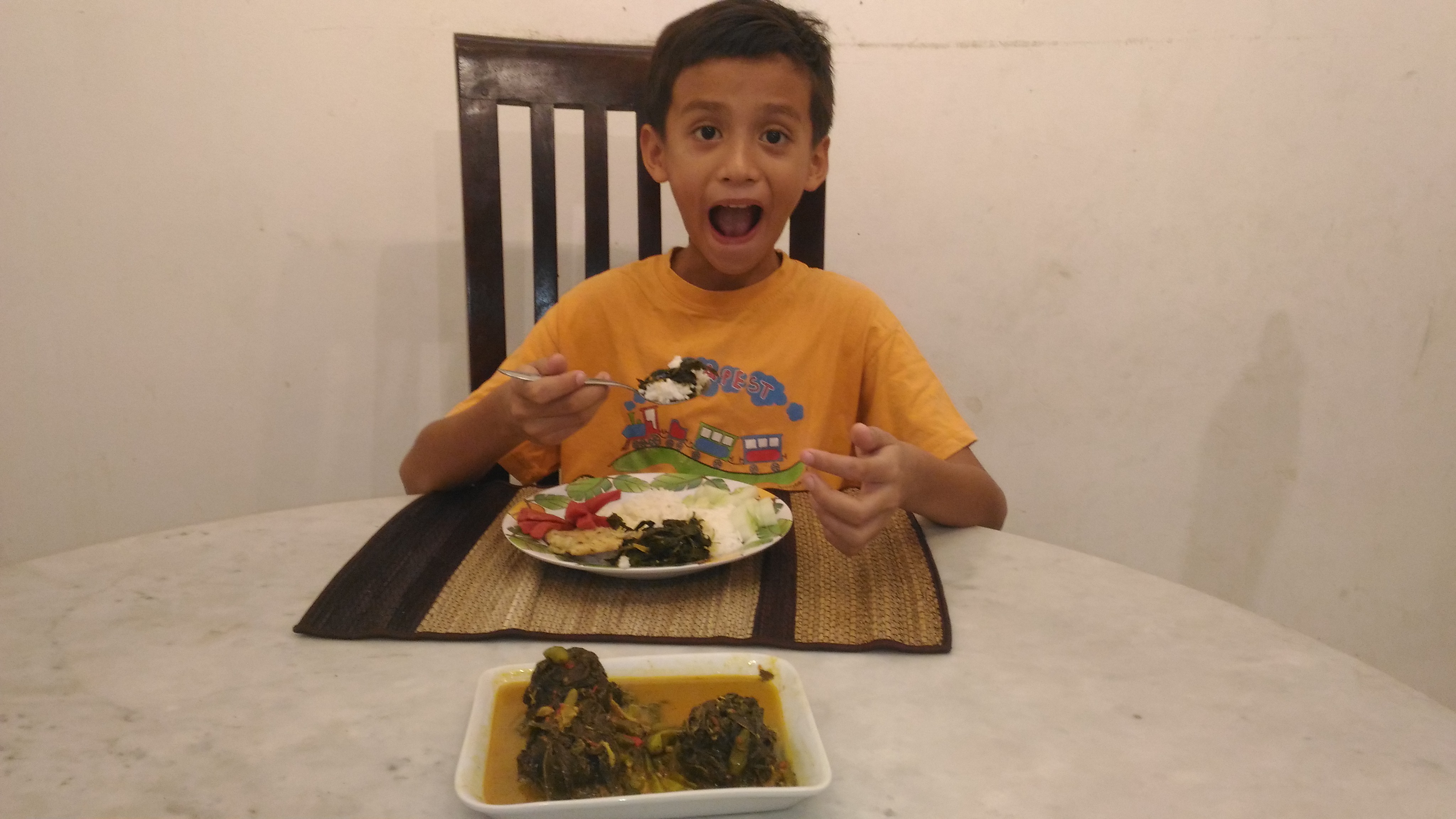 Sedapnya makan pakai sayur buntil (dokpri)