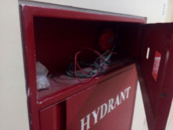 Hydrant dalam gedung yang instalasinya tidak sempurna (Dok.Pri)
