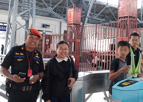Pak Suyanto petugas di Stasiun Tanjung Priok yang gemar bercanda (dokpri)