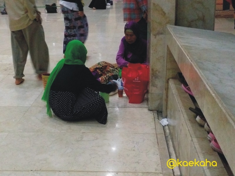 Keluarga yang memilih berdiam di Masjid dengan perbekalannya