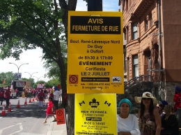 Pengumuman penutupan jalan dan dilarang parkir dari pukul 8:30 sampai 14:00.