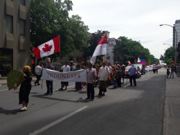 Pembawa banner kontingen Indonesia dan pengibar bendera Indonesia dan Canada. 