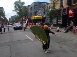 Memperkenalkan budaya Indonesia melalui parade Canada Day.