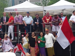 Peserta rombongan Indonesia segera berfoto bersama walikota dan anggota dewan kota Montreal.