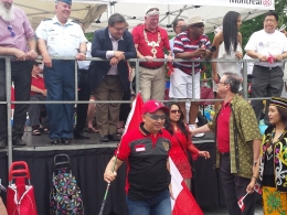 Peserta kontingen Indonesia sedang mengobrol dengan Mayor of Montreal. 
