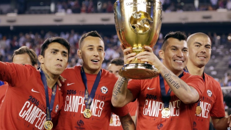 Pemain Chile Membawa Piala Copa America (dok.voanews)