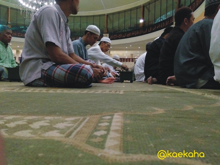 Aktifitas jamaah itikaf di dalam Masjid