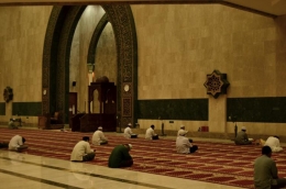 Ilustrasi - Jemaah melakukan Iktikaf di mesjid saat ramadan 