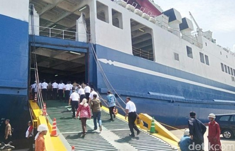 KM Mutiara Sentosa III melayari rute Tanjung Priok-Pelabuhan Panjang, Bandar Lampung, pulang-pergi. Ini bisa jadi alternatif untuk angkutan lebaran dari Jakarta ke Sumatera. Kementerian Perhubungan melalui Dirjen Perhubungan Laut meresmikan rute pelayaran tersebut pada Rabu (22/6/2016). KM Mutiara Sentosa III dibuat pada tahun 1991 dengan material baja. Kapal ini memiliki panjang 160 meter dengan lebar 25 meter. Foto: detik.com