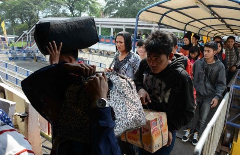 Ribuan pemudik dengan kendaraan mobil pribadi dan sepeda motor di Pelabuhan Merak, Banten, harus menunggu berjam-jam dari Jumat (1/7/2016) malam hingga Sabtu (2//7/2016) dinihari, sebelum dapat diseberangkan ke Pelabuhan Bakauheni, Lampung. Ini terjadi tiap lebaran, tiap tahun. Foto: kompas.com