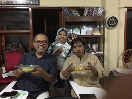 Bersama Bunda Intan dan adiknya yang juga menulis, Kang Fajruddin Muchtar (fxmuchtar) | Foto: Rifki Feriandi