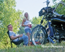 Makan dan minum di tengah perjalanan (sumber: http://www.motorcyclecamping.net/wp-content/uploads/2015/12/motorcycle-couple-camping-and-dinner.jpg)
