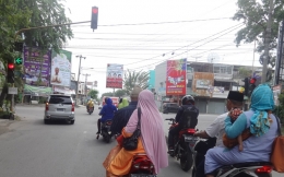 Merdeka dari keharusan memakai helm