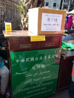 Kotak Amal di depan Taipei Grand Mosque