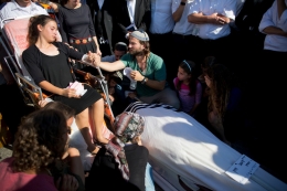 Tehila Mark di pemakaman ayahnya, rabbi Michael Mark yang tewas akibat serangan di Tepi Barat (sumber: nytimes.com)