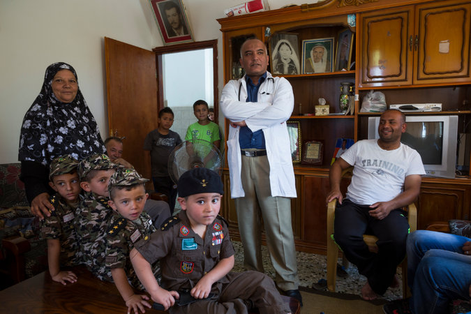 Dokter Ali Shroukh dan keluarga (sumber: nytimes.com)