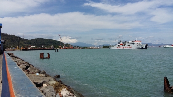 Kapal penumpang ro-ro (Jatra I) sedang memutar haluan sebelum mengarungi Selat Sunda menuju Pulau Sumatera. Foto: arum sato