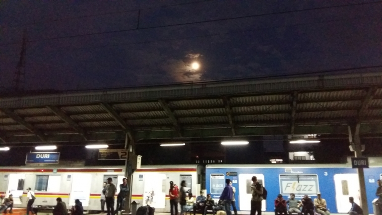 Stasiun Duri ketika subuh, 22 Juni 2016. Terangnya cahaya rembulan tak mau kalah dengan terangnya lampu LCD. Foto: arum sato