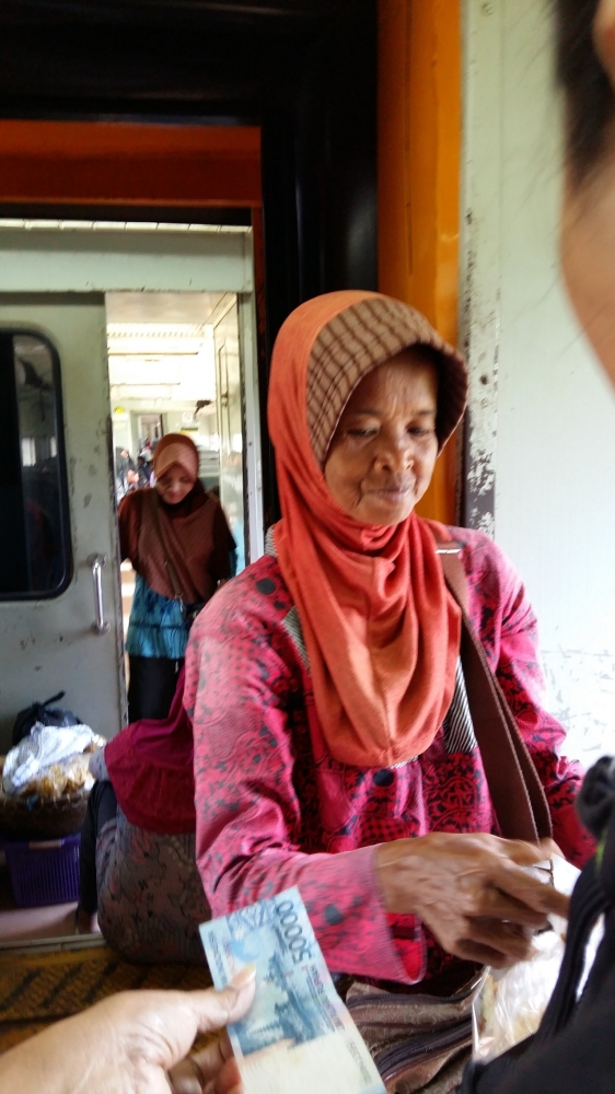 Ibu-ibu penjual nasi merah. Tak hanya nasi merah, tapi lengkap dengan lauk berbagai variasi. Juga dodol yang akhirnya kami borong untuk bekal berbuka. Foto: arum sato