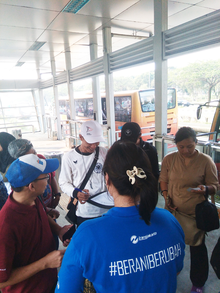 Deskripsi : Para Blogger di shelter Busway TransJakarta I Sumber Foto : Andri M