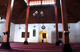 Bagian dalam Masjid Mlangi berupa limasan dengan empat tiang penyangga utama (dok. pribadi)