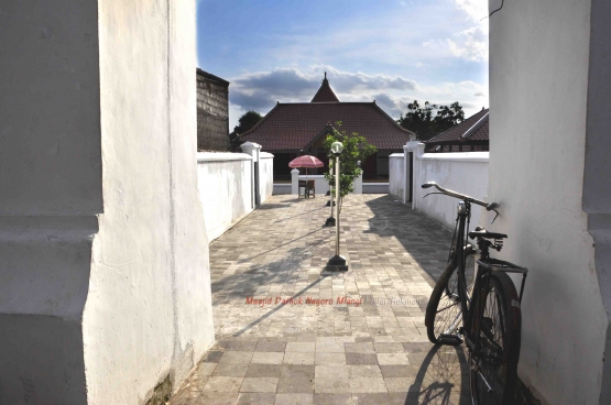 Masjid Mlangi dilihat dari gapura bagian depan (dok. pribadi)