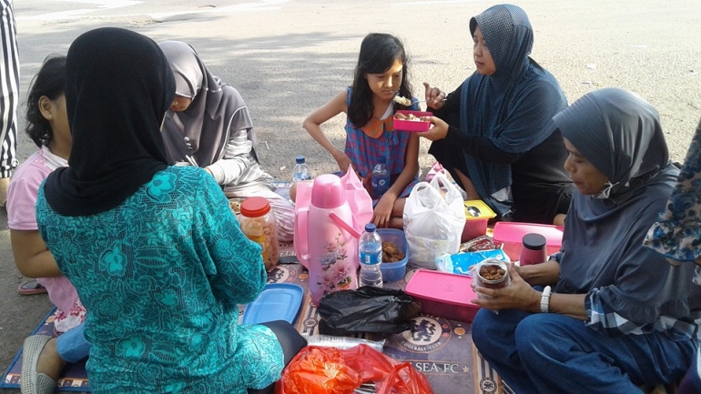 makan-pinggir-jalan-577fc41ff19673d11b44c375.jpg