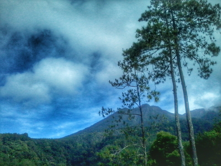 Pemandangan gunung dari lokasi parkisan