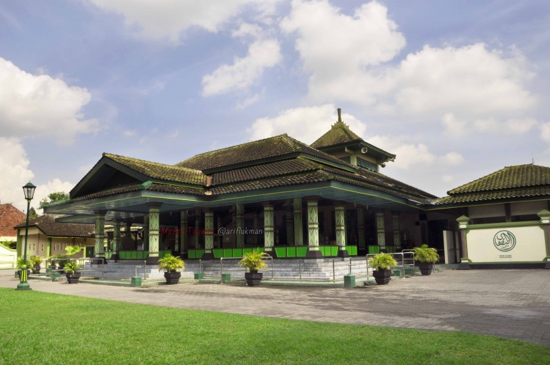 Masjid Taqwa tampak megah dengan dominasi warna hijau di bangunan utamanya (dok. pribadi)