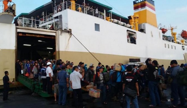 Para penumpang turun dari KM Egon di Pelabuhan Tanjung Emas, Semarang. Sebanyak 28.057 pemudik turun melalui pelabuhan ini, dari 18 Juni hingga 3 Juli 2016. Sebagian besar dari Kalimantan. Mulai Sabtu (9/7/2016) ini, Pelni menyiapkan sejumlah kapal untuk menyambut arus balik lebaran. Foto: jateng.tribunnews.com
