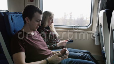 ilustrasi (sumber: http://thumbs.dreamstime.com/x/people-smart-phone-traveling-train-commute-passengers-using-smartphone-commuting-public-transportation-tram-70698890.jpg)