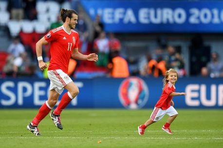 Bale bersama sang puteri usai laga Wales / sumber : mirror.co.uk