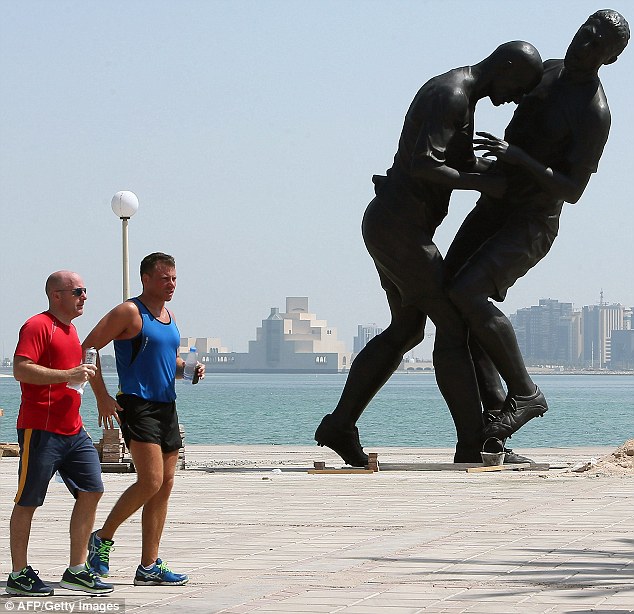 sumber: http://www.dailymail.co.uk/sport/football/article-2443828/Zinedine-Zidane-statue-World-Cup-headbutt-moves-Qatar.html