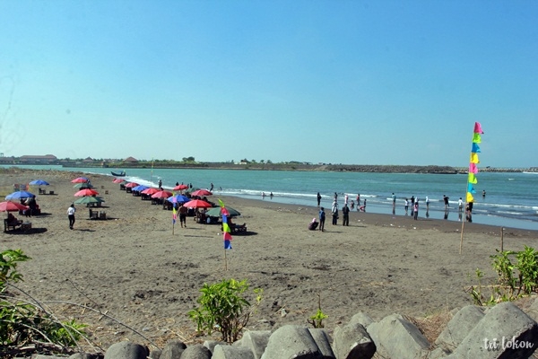 Payung Pantai diantara Pemecah Ombak FOTO: Dokpri