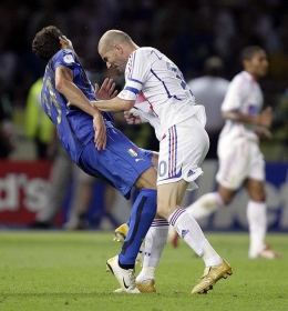 sumber: https://www.thestar.com/sports/soccer/2009/11/22/zidane_defends_thierry_henrys_handball.html