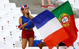 cewek ini mengangkat bendera Prancis dan Portugal, FOTO: www.telegraph.co.uk