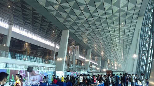 ruang tunggu utama Terminal 3 sebelum naik ke pesawat