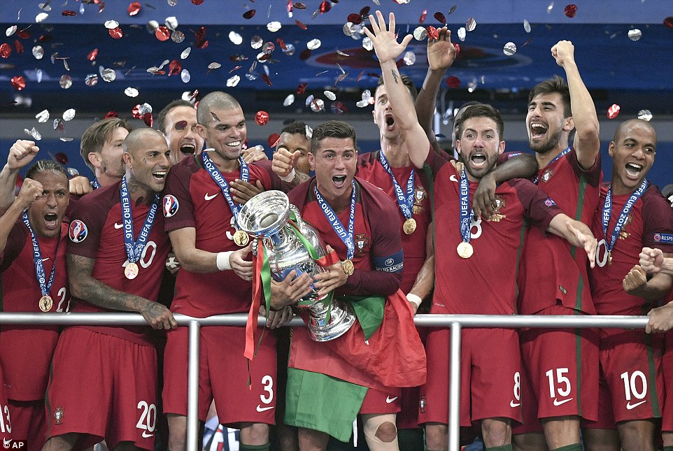 (Pemain Portugal disambut masyarakat usai sukses Juara Piala Eropa 2016 / sumber :Dailymail)