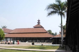 Masjid Agung Banten, tanpa pintu gerbang Masjid (www.dewimagazine.com)