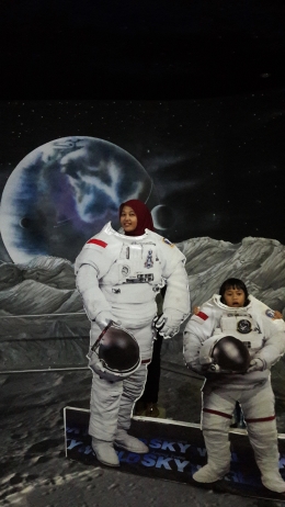 menikmati sejenak menjadi astronot (Sumber: foto pribadi)