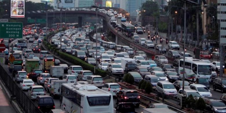 KOMPAS IMAGES / RODERICK ADRIAN MOZES Kemacetan panjang saat jam pulang kerja terjadi di ruas Jalan Gatot Subroto, Jakarta