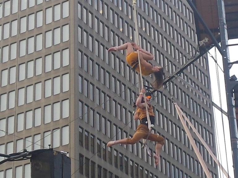 Aksi akrobatik mendebarkan di ketinggian sekitar gedung 3 lantai di ruang terbuka. (dokpri)