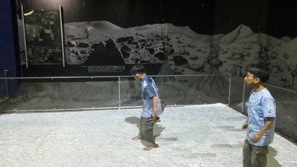 Anak menikmati sensasi menjejakkan kaki di bulan (Sumber: foto pribadi