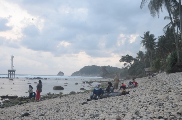 Terlihat Pengunjung Masih Menikmati Keindahan Pantai di Sore Hari (Koleksi Pribadi)