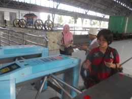 Sistem E-ticketing sudah dilakukan di setiap stasiun yang ada di Jakarta, termasuk yang ada di stasiun Tanjung Priuk (foto:riapwindhu)