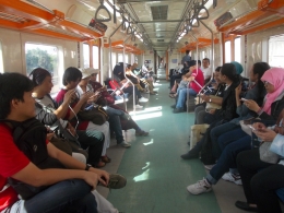 Perjalanan rombongan Click di dalam commuterlilne Jakarta Kota -Tanjung Priuk, yang penuh canda dan tawa. Kereta masih sepi dan hanya berhenti sebentar di stasiun yang dilewati. Salah satunya adalah stasiun Ancol, yang baru difungsikan kembali sejak 25 Juni 2016, setelah bertahun-tahun tidak aktif. (foto:riapwindhu) 