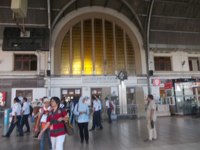 Stasiun Jakarta Kota, stasiun bersejarah yang saat ini fokus pada komuter. Stasiun ini sekarang lebih bersih, lebih rapi, lebih terawat, dan lebih tertib (foto:riapwindhu)