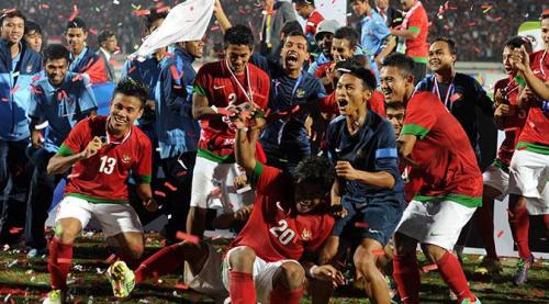 (EvaN Dimas dkk saat juara Piala AFF U-19 2013 /sumber : liputan 6)